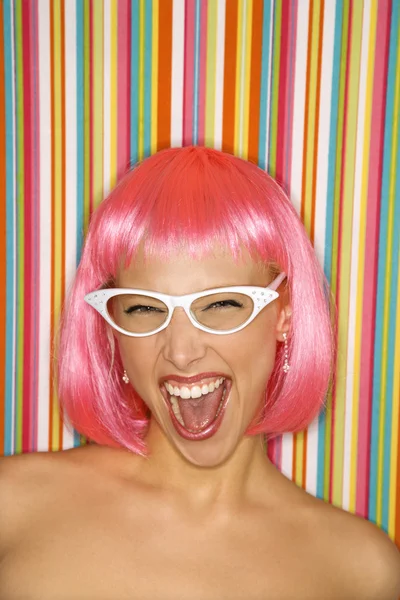 Kvinna i rosa peruk. — Stockfoto