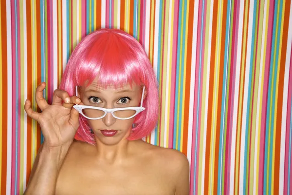 Γυναίκα σε ροζ περούκα. — Φωτογραφία Αρχείου