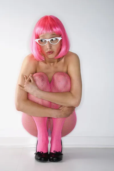 Kobieta w różowych peruk. — Zdjęcie stockowe