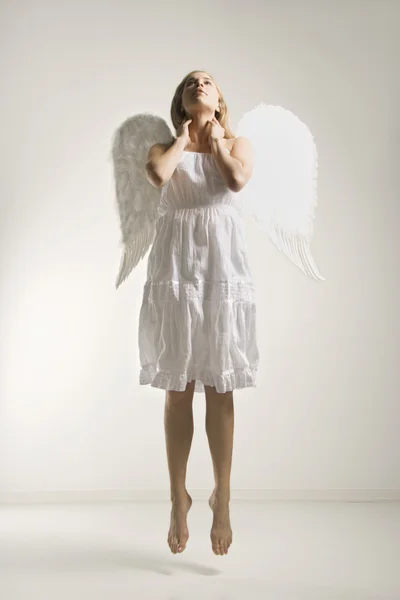 Vrouw in engel kostuum. — Stockfoto