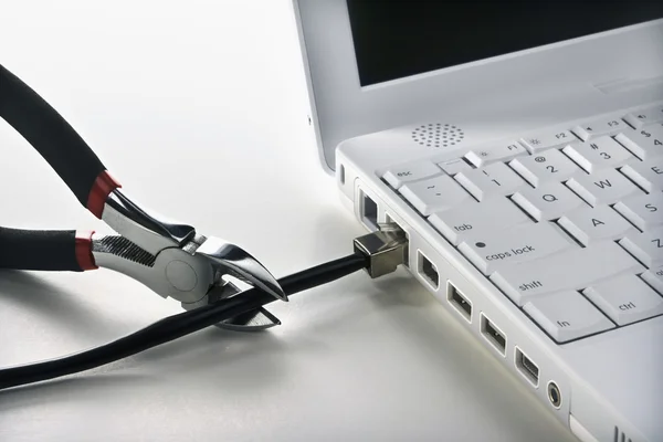 노트북에 케이블을 절단 하는 와이어 커터 — 스톡 사진