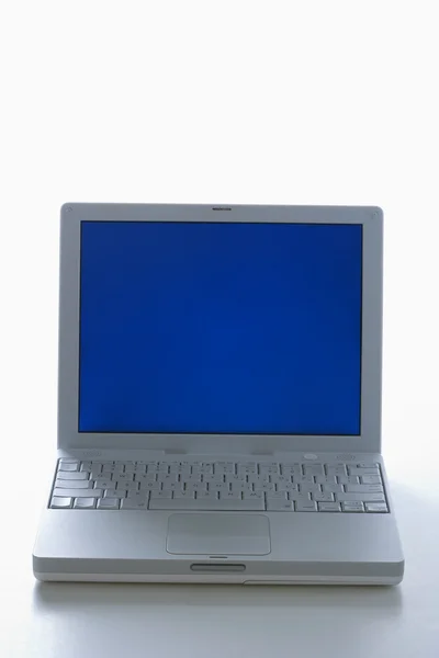 Laptop számítógép-val kék képernyő. — Stock Fotó