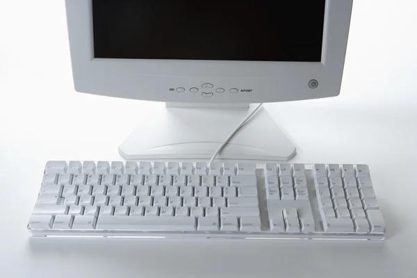 Bílá klávesnice a monitor — Stock fotografie