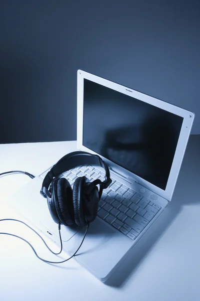 Headphones on laptop computer. — Stock Photo, Image