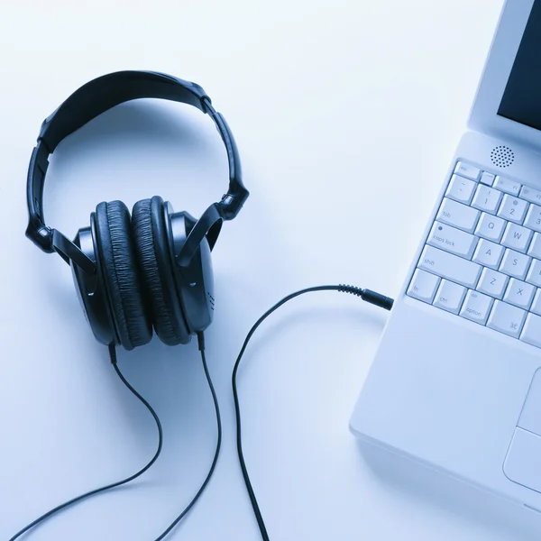Headphones Connected to Laptop — Stock Photo, Image