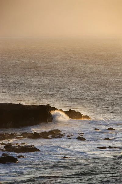 Vågor på stenig strand. — Stockfoto