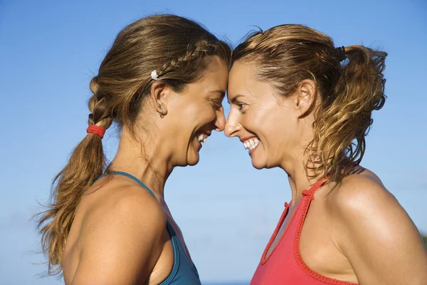Vrouwen kop aan kop glimlachend. — Stockfoto