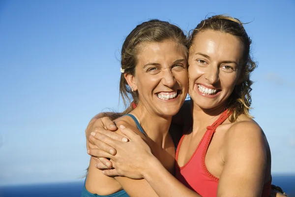 Frauen umarmen sich. — Stockfoto