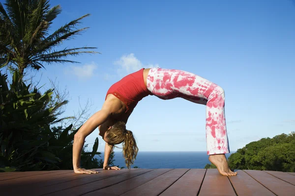 Jonge vrouw doet yoga — Stockfoto
