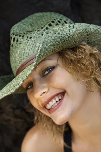 Porträt einer Frau mit Hut. — Stockfoto