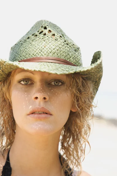 Fiatal nő visel a cowboy kalap. — Stock Fotó