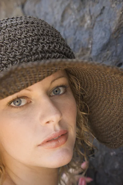 Jovem mulher usando chapéu. — Fotografia de Stock