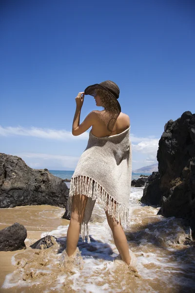 Sexy jonge vrouw op strand. — Stockfoto