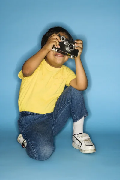 Dziecko płci męskiej, klęcząc z aparatu. Obrazek Stockowy