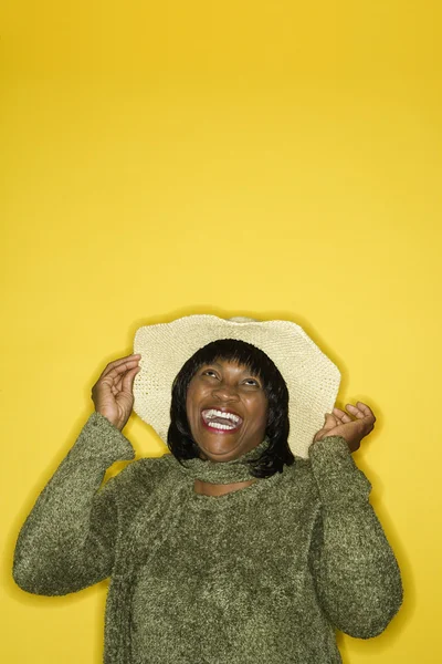 Счастливая смеющаяся женщина в шляпе . Стоковое Фото
