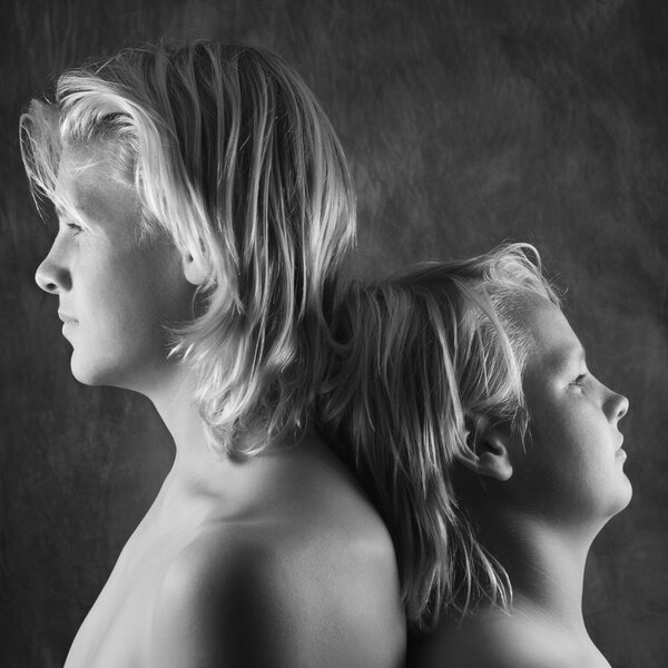 Два брата спина к спине
