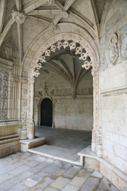 süslü kemerli kapı aralığında jeronimos monastery.