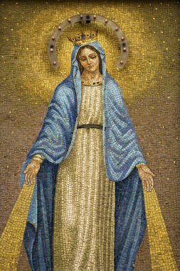 bir taç giyen Meryem mozaiği