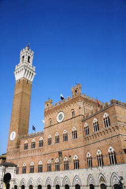 piazza del campo adlı çan kulesi