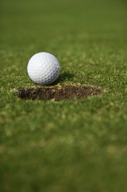 Golf topu deliğe tarafından.