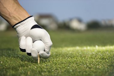 golfçü tee ve top yerleştirme