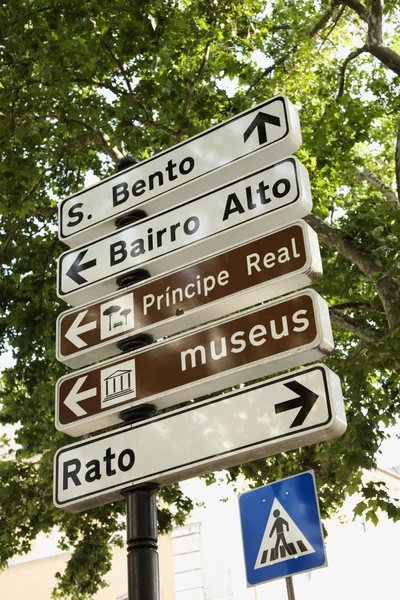 Sinais de travessia direcionais e pedestres em Lisboa — Fotografia de Stock