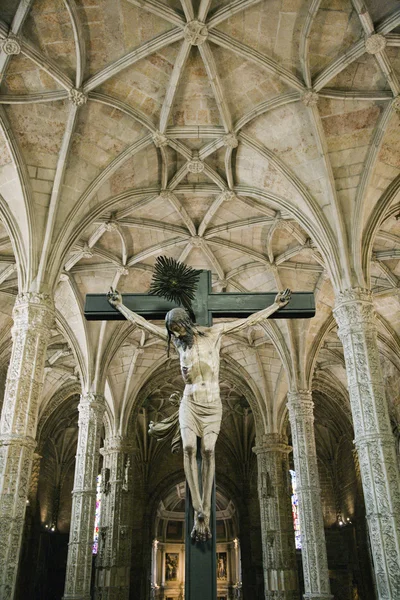 Kruisiging scène in jeronimos klooster in Lissabon, portugal. — Stockfoto