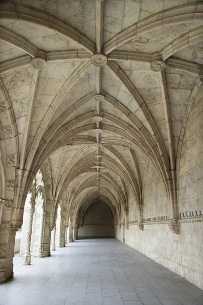 Łukowate zewnętrzne korytarzu Klasztor Hieronimitów — Zdjęcie stockowe