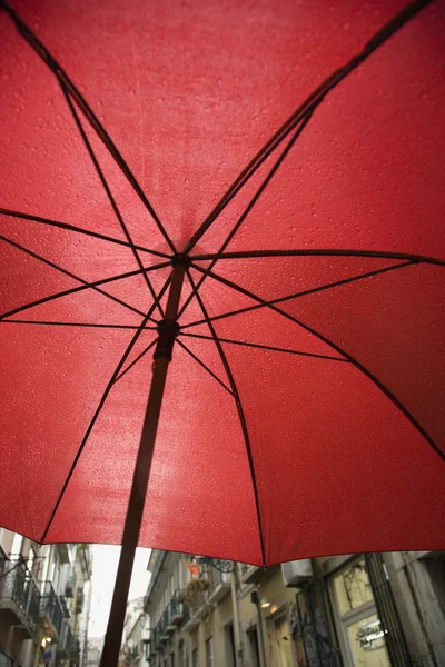 Regenschirm-Straßenszene. — Stockfoto