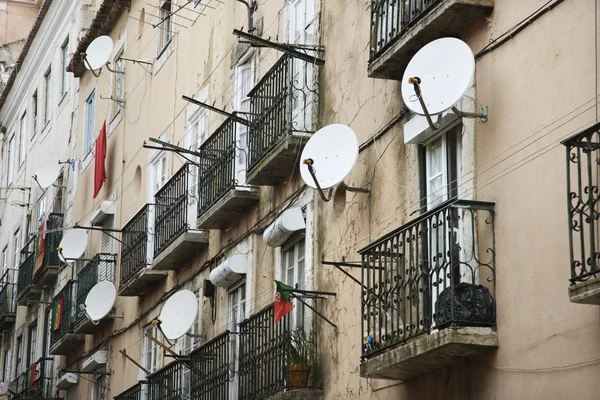 Апартаменти супутникових антен . — стокове фото