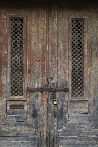 Exterior puertas desgastadas . — Foto de Stock