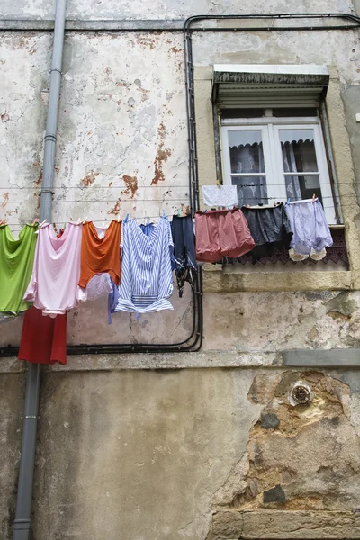 Tvätt torkning på en klädstreck — Stockfoto