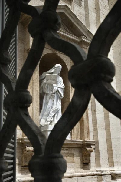 Статуя Святого Тереза з Авіла, переглядати через паркан — стокове фото