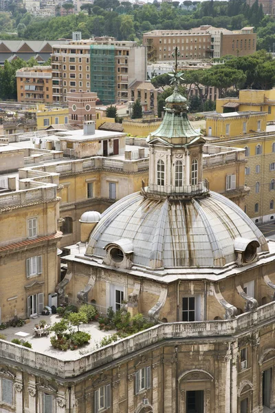 Budynek nakryty kopułą i ogród na dachu w Rzymie — Zdjęcie stockowe