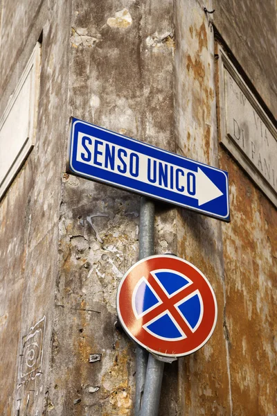 Sinal de rua italiano indicando uma maneira — Fotografia de Stock