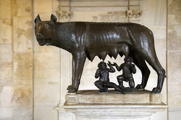 Rzeźba Wilczyca kapitolińska, romulus i remus — Zdjęcie stockowe