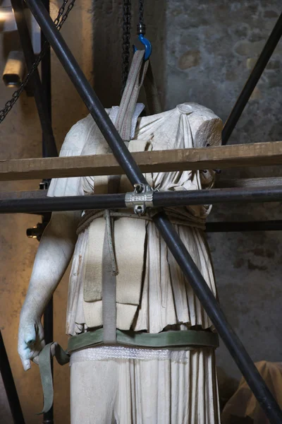 Standbeeld onder restauratie. — Stockfoto