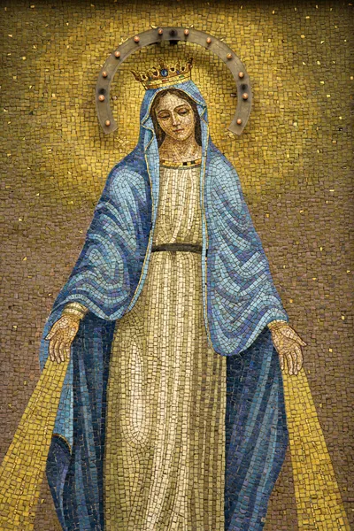 头戴皇冠的圣母玛利亚的马赛克 — 图库照片