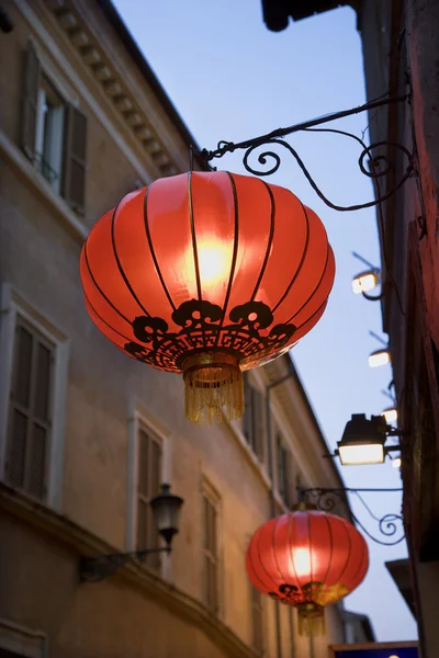 Red Paper Lanterns Hanging on Building — Stock Photo, Image