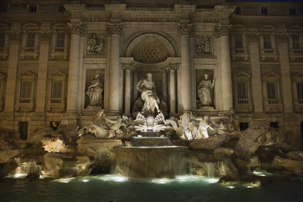 Fontana de Trevi por la noche — Foto de Stock