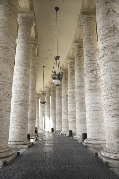 Kolumny w korytarzu na Plac Świętego Piotra — Zdjęcie stockowe