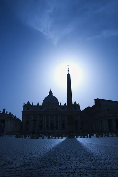 Obelisco in Piazza San Pietro Retroilluminato dal sole — Foto Stock