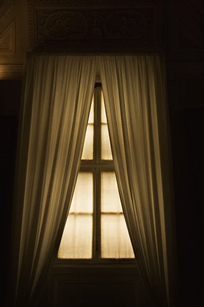 Wnętrze okna z zasłonami. — Zdjęcie stockowe