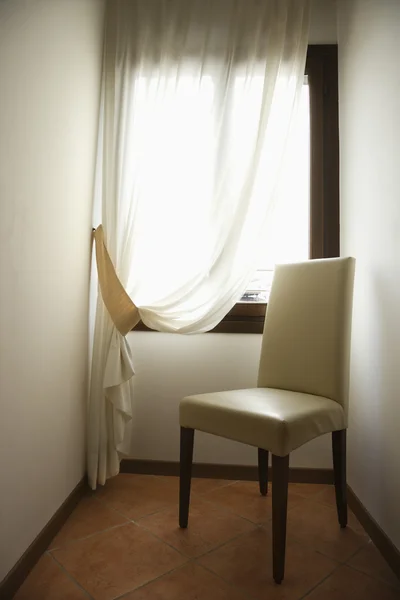 Κενή καρέκλα από το παράθυρο. — Φωτογραφία Αρχείου