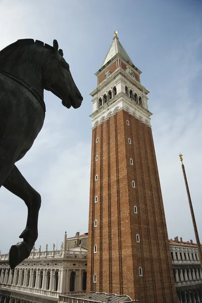 马雕像和钟楼. — 图库照片