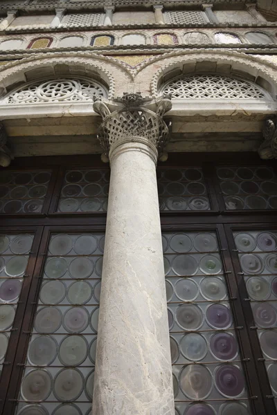 Ornate column and windows. — Stock Photo, Image