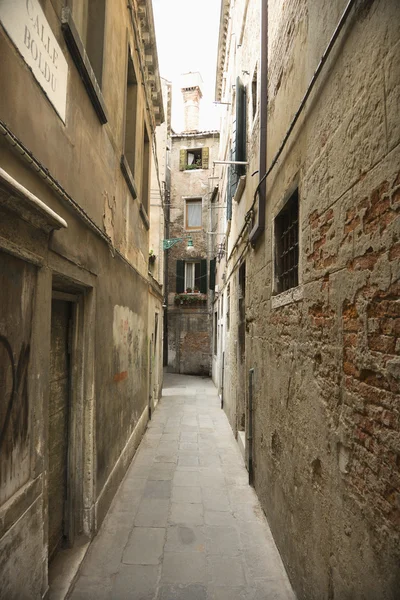 Alleyway em Veneza . — Fotografia de Stock