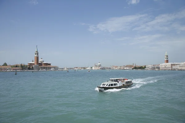 Výletní loď, Benátky, Itálie. — Stock fotografie