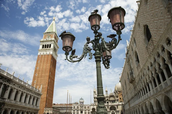 Utcai lámpa és a Szent Márk-bazilika harangtornya — Stock Fotó