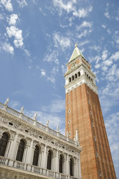 Zvonice v Bazilika svatého Marka — Stock fotografie